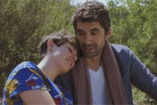 Zoé passe du temps avec un grand brun de sa connaissance
