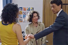 Baptiste montre à Emma qu’il assure en gérant Mathis tout en allant passer un entretien d’embauche