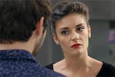 Sabrina révèle à Julien que la coloc est hantée !