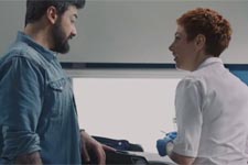 Babeth aide Michaël à faire les vaccins de sa fille