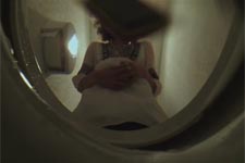 Emma fait tomber son téléphone dans les toilettes du Lycée