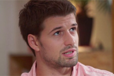 INDISCRÉTION : César arrive à convaincre Emma de?