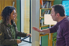 Jérôme cherche à savoir ce qu’Emma porte sous sa veste !