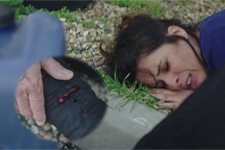 Andrès (Pavel) retrouve Luna dans un sale état après sa terrible agression par Samir et Anton !